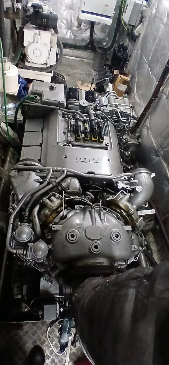Instalação profissional de alternador em motor MTU série 2000